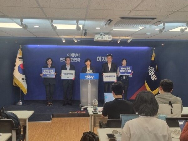 서영교 민주당 의원은 15일 대통령 후보 직속의 인구미래위원회 출범회의를 개최하고 “인구미래위는 이재명 후보와 함께 사람이 존중받는 인구정책으로 모든 세대가 함께 일하고 함께 돌보는 진짜 대한민국을 만들어 가는 비전을 제시하고자 한다”고 말했다.&nbsp;