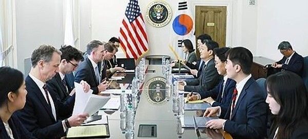 안덕근 산업통상자원부 장관이 지난달 24일(현지시간) 미국 워싱턴DC 무역대표부(USTR) 회의실에서 제이미슨 그리어 미국 무역대표부 대표와 면담하고 있다. [사진=산업통상자원부]