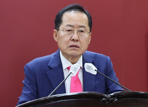 국민의힘 경선에서 고배를 마신 후 당을 탈당하고 미국으로 떠난 홍준표 전 대구시장을 향해 여야에서 러브콜을 보내고 있지만&nbsp; 홍 전 시장은 어떤 곳에도 응하지 않고 있다. [사진=연합뉴스]