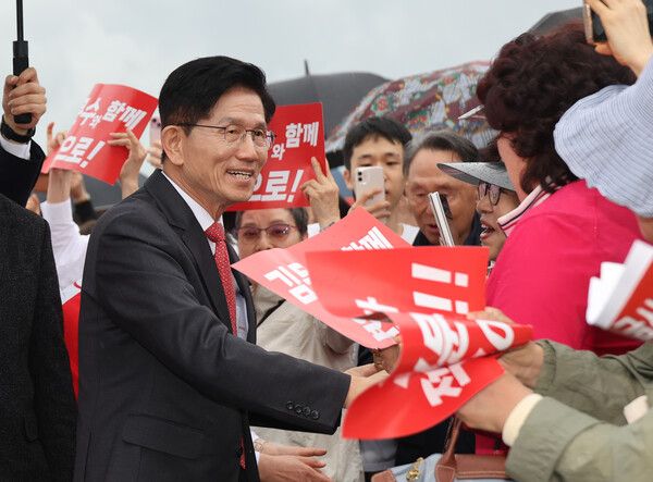 김문수 국민의힘 후보는 18일로 예정된 1차 토론에서 '일 잘하는 대통령'이라는 이미지를 앞세워 자신의 경제 정책과 행정 성과를 부각시킬 계획이다. [사진=연합뉴스]
