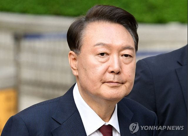 윤석열 전 대통령이 17일 국민의힘을 탈당햇다. 사진은 윤석열 전 대통령이 12일 서울 서초구 중앙지방법원에서 열린 내란 우두머리 혐의, 직권남용 권리행사방해 혐의 사건 3차 공판을 마친 뒤 법정을 나서고 있다. 2025.5.12 [사진공동취재단]&nbsp;