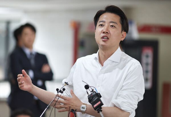 개혁신당&nbsp;이준석&nbsp;대선 후보가 16일 충청남도 단국대학교 천안캠퍼스에서 진행한 '학식먹자&nbsp;이준석' 행사에서 식사를 앞두고 취재진 질문에 답하고 있다. [사진=연합뉴스]