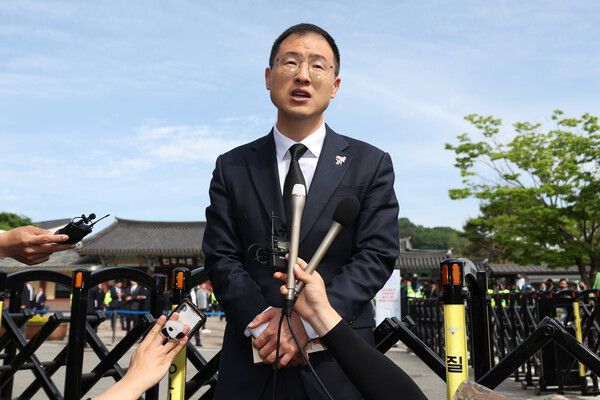 더불어민주당 이재명 대선후보 지지를 선언한 무소속&nbsp;김상욱&nbsp;의원이 18일 광주 북구 운정동 국립5·18민주묘지 민주의 문 앞에서 더불어민주당 입당 기자회견을 하고 있다. [사진=연합뉴스]