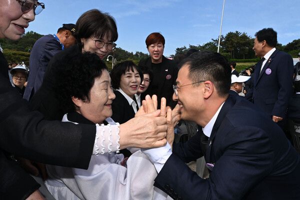 18일 오전 광주 북구 5·18 민주묘지에서 더불어민주당 입당 선언을 한 무소속&nbsp;김상욱&nbsp;의원이 고(故) 문재학 열사의 어머니 김길자 여사와 인사를 나누고 있다. 문 열사는 한강 작가의 소설 '소년의 온다'의 주인공이다. [사진=연합뉴스]