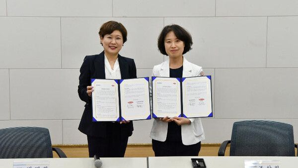 화순전남대병원 조상희 임상시험센터장(오른쪽)과 한미약품 박명희 국내사업본부장(왼쪽)이 협약서에 서명하고 기념 촬영하고 있다. [사진=한미약품, 화순전남대병원]