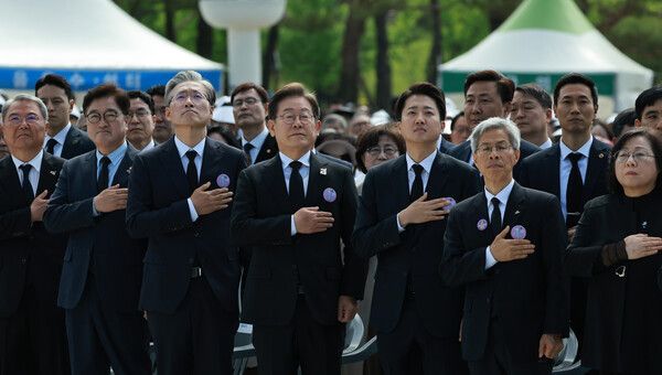 더불어민주당&nbsp;이재명, 개혁신당 이준석, 민주노동당 권영국 대선 후보 등이 18일 광주광역시 북구 국립 5·18민주묘지에서 열린 5·18민주화운동 45주년 기념식에서 국기에 경례하고 있다. [사진=연합뉴스]