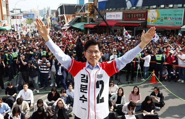 국민의힘&nbsp;김문수&nbsp;대선 후보가 14일 경남 밀양시 밀양관아앞에서 유세하고 있다.[사진=연합뉴스]