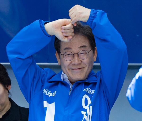 더불어민주당 이재명 대선후보가 14일 부산 부산진구 서면에서 열린 유세에서 부산을 위한 공약을 말한 뒤 약속을 지키겠다는 새끼 손가락 걸기 포즈를 하고 있다.[사진=연합뉴스]