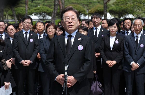 더불어민주당&nbsp;이재명&nbsp;대선후보가 18일 광주광역시 북구 국립 5·18민주묘지에서 열린 5·18민주화운동 45주년 기념식에 참석한 뒤 취재진과 만나 인터뷰 하고 있다. [사진=연합뉴스]