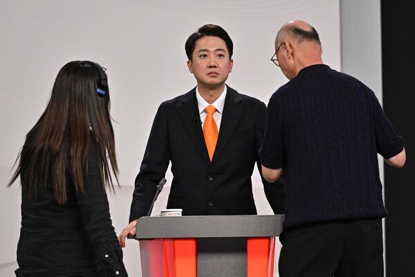 개혁신당 이준석 대선후보가 18일 서울 마포구 상암동 SBS 프리즘센터 스튜디오에서 열린 제21대 대선 1차 후보자&nbsp;토론회를 준비하고 있다. [사진=연합뉴스]