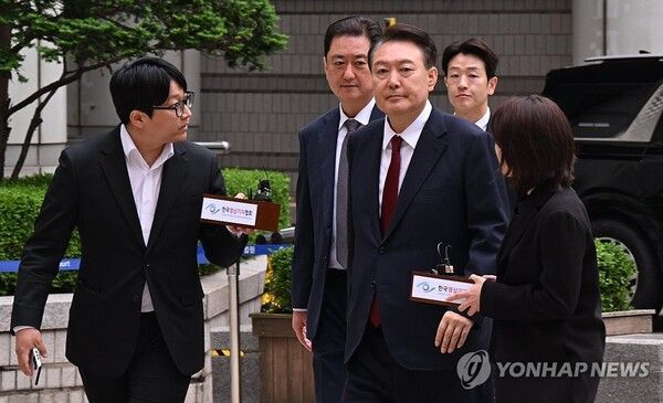 법정 출석하는 윤석열 [사진=연합뉴스]