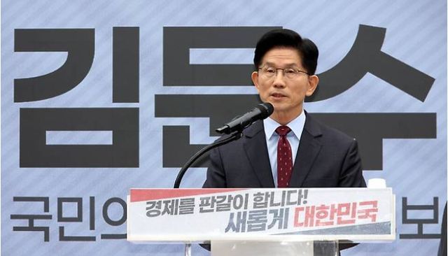 김문수 국민의힘 대선후보가 18일 입장문을 내고 '4년 중임제, 임기단축 개헌 구상'을 밝혔다.&nbsp; 사진은&nbsp;18일 서울 여의도 국민의힘 중앙당사에서 '경제를 판갈이 합니다-새롭게 대한민국' 경제 공약을 발표하고 있는 김문수 후보 [사진=연합뉴스]