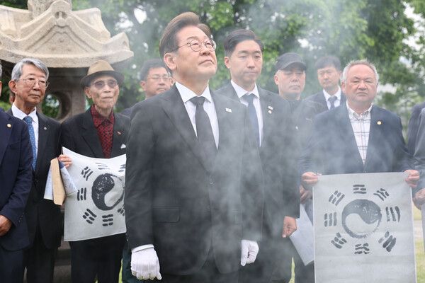 &nbsp;더불어민주당&nbsp;이재명&nbsp;대선 후보가 19일 서울 용산구 백범김구 묘역을 참배하고 있다. [사진=연합뉴스]