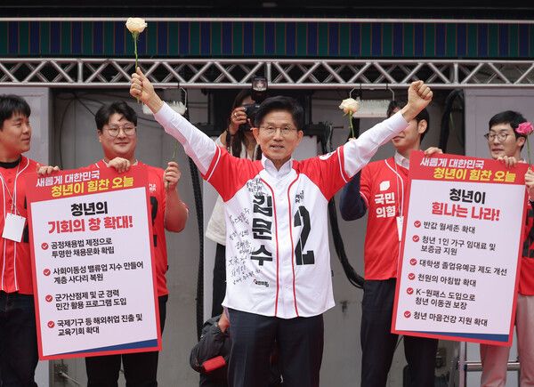 &nbsp;김문수 국민의힘 대선 후보는 19일 성년의 날을 맞아 군 가산점제를 도입하고 신혼부부에 최장 9년간 주거비를 지원하는 등 청년들을 위한 공약을 발표했다. [사진=연합뉴스]