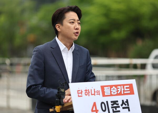 이준석 개혁신당 대선 후보는 이재명 더불어민주당 대선 후보의 토론 태도를 두고 조선시대의 폭군인 '연산군'을 떠오르게 한다고 지적하며 연일 이재명 후보를 향한 공세 수위를 높여 가고 있다. [사진=연합뉴스]