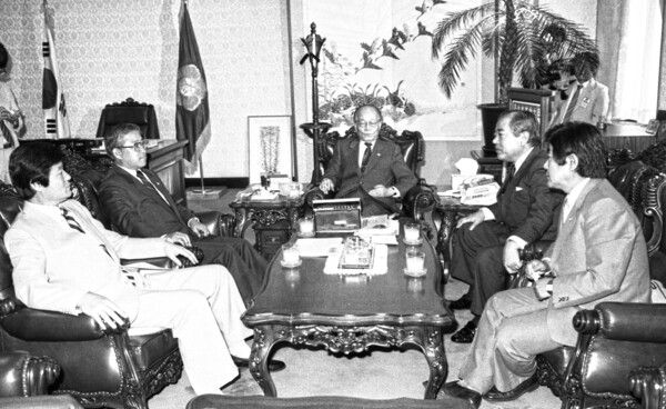 윤석열 전 대통령의 비상계엄 선포로 드러난 '1987년 체제'의 한계로&nbsp;헌법개정에 대한 관심이 높아지고 있다. 사진은 직선제 개헌 6.29선언 이후 1987년 9월 7일 국회에서 이재형 국회의장(가운데)과 민주당 김현규, 민정당 이대순, 국민당 양정규, 신민당 정재원 4당 총무가 개헌공동발의 연기에 따른 대책을 협의하는 모습. [연합뉴스 자료사진]