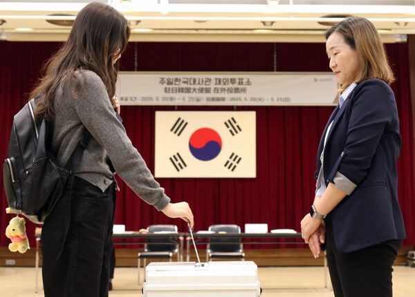 제21대 대통령 선거 재외투표&nbsp;첫날인 20일 일본 도쿄 미나토구 주일한국대사관에 마련된 재외투표소에서 유권자가&nbsp;투표함에&nbsp;투표용지를 넣고 있다. [사진=연합뉴스]