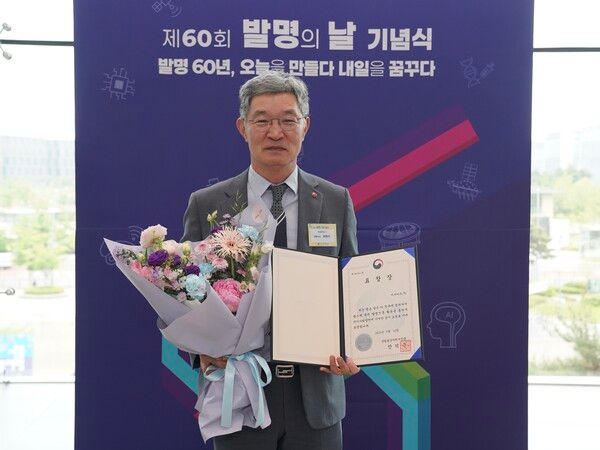 [사진=BC카드가 정부로부터 모범적인 특허와 혁신금융을 바탕으로 국가 기술 진보 및 금융 산업 경쟁력 제고에 기여한 공로를 인정받았다고 20일 밝혔다. 사진은 19일 서울 강서구 코엑스 마곡에서 개최된 '제60회 발명의 날' 기념행사에서 최원석 BC카드 대표이사 사장이 기념 사진을 촬영하는 모습. (BC카드 제공)]