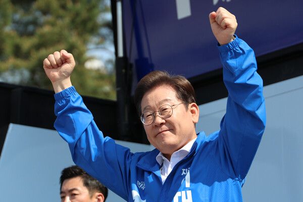 이재명 민주당 대선 후보는 한국 경제 침체의 원인이 저출산에 있다고 보고 단기 지원금을 나눠주기 보다는 구조적 해법에 맞춰 출산율을 높이겠다고 밝혔다. [사진=연합뉴스]