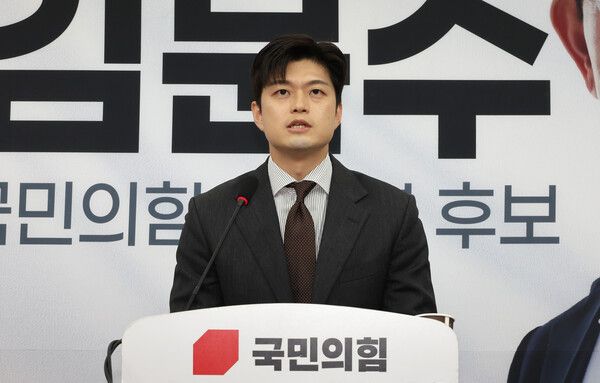 국민의힘&nbsp;김용태&nbsp;비상대책위원장이 20일 서울 여의도 국회에서 김문수 후보 배우자 설난영, 더불어민주당 이재명 후보 배우자 김혜경 여사 등 대통령 후보 배우자 TV 토론을 제안하고 있다. [사진=연합뉴스]