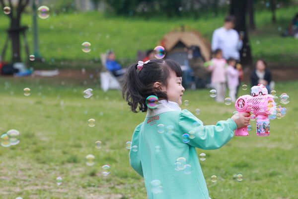 어린이날인 5일 서울 광진구 어린이대공원을 찾은 어린이가 비눗방울을 만들며 즐거운 시간을 보내고 있다. [사진=연합뉴스]