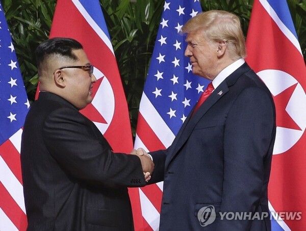 2018년 싱가포르에서 만난 김정은과 트럼프 [사진=EPA=연합뉴스]