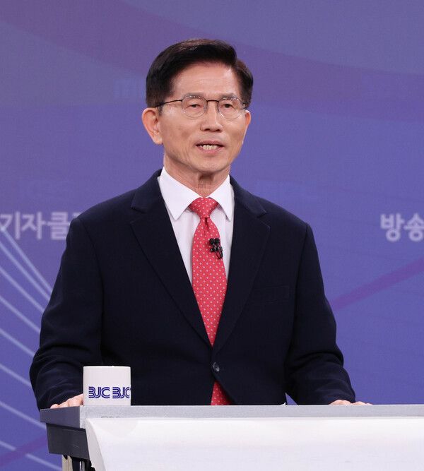 21일 국민의힘&nbsp;김문수&nbsp;대선 후보가 경기 고양시 MBN 미디어센터에서 열린 한국방송기자클럽 대선 후보 초청 토론회에서 발언하고 있다. [사진=연합뉴스]