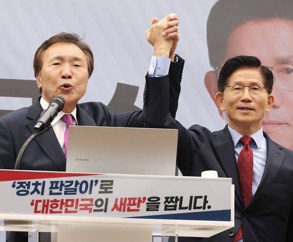 손학규&nbsp;전 민주당·바른미래당 대표가 22일 서울 여의도 국민의힘 중앙당사에서 열린 정치개혁 관련 긴급 기자회견에서 국민의힘 김문수 대선 후보 지지 선언을 하고 있다. [사진=연합뉴스]