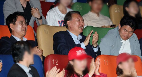 윤석열&nbsp;전 대통령이 21일 서울 메가박스 동대문에서&nbsp;영화&nbsp;'부정선거, 신의 작품인가' 관람을 마친 뒤 박수를 치고 있다. [사진=연합뉴스]