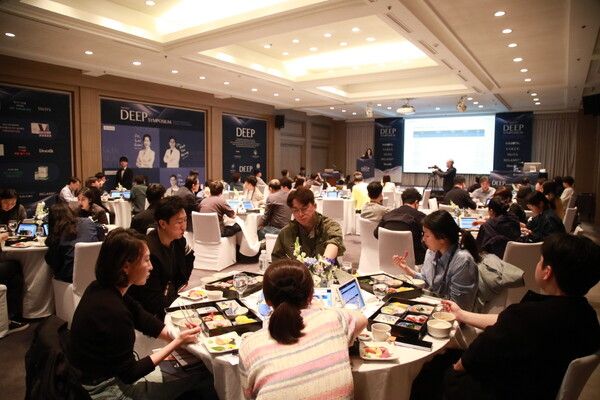 대웅제약과&nbsp;DNC&nbsp;에스테틱스가 개최한 딥 심포지엄에서 강연 프로그램이 진행되고 있다 [사진=대웅제약·DNC 에스테틱스]