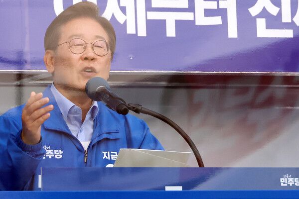 더불어민주당 이재명 대선 후보가 21일 인천광역시 계양역 앞 유세에서 시민들에게 지지를 호소하고 있다. [사진=연합뉴스]