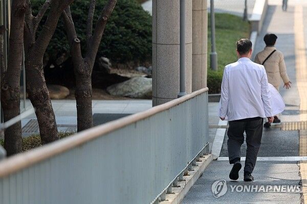 정부가 사직 전공의 복귀를 위한 문을 열어주면서 의료 정상화 기대감이 커지고 있다 [사진=연합뉴스]