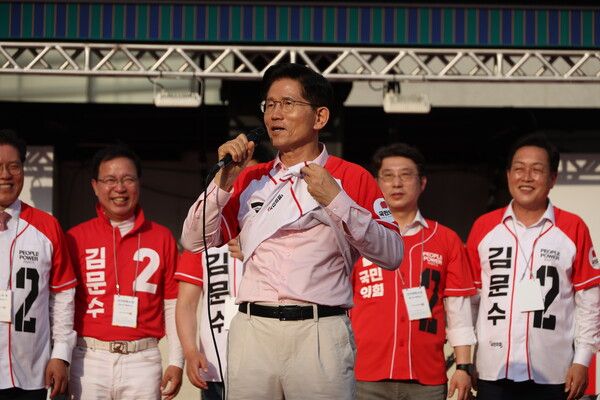 국민의힘 김문수 대선 후보가 20일 경기 하남시 유세에서 선거운동복을 들춰 보이고 있다. [사진=연합뉴스]