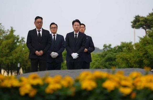 이준석 개혁신당 대선후보가 23일 노무현 전 대통령 서거 16주기를 맞아 묘역을 참배하고 있다. [사진=이준석 캠프]