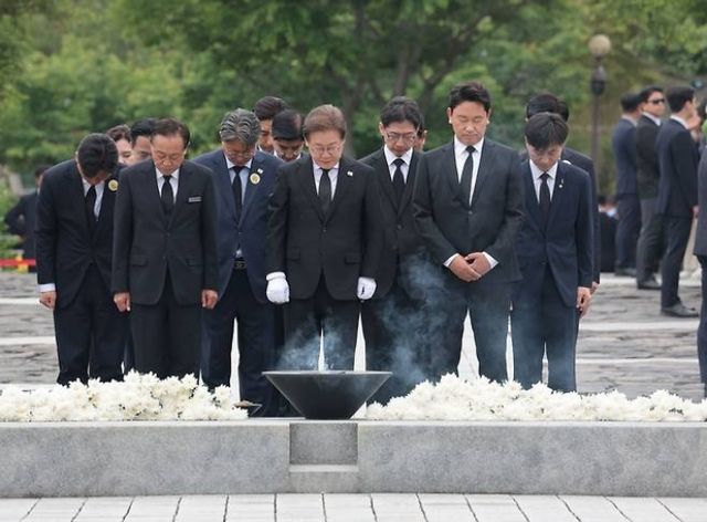 이재명 더불어민주당 대선 후보가 23일 경남 김해시 진영읍 봉하마을을 방문해 노무현 전 대통령 묘역을 참배하고 있다. [사진=연합뉴스]