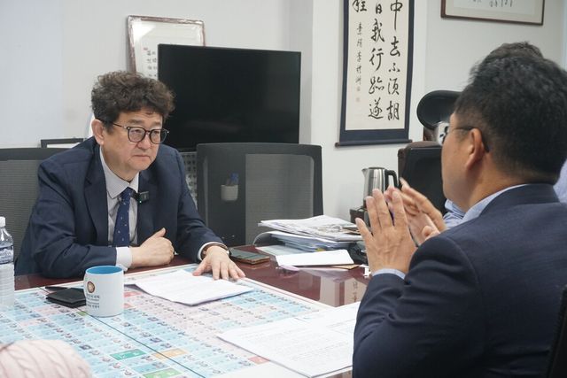 더불어민주당 이재명 대선후보의 핵심 대선정책인 '잘사니즘'을 을지로위원회로, '먹사니즘'을 디지털자산위원회로 실현하겠다고 밝힌 양대 위원회 위원장인 민병덕 의원이 23일 폴리뉴스 김능구 대표와 만나 인터뷰를 하고 있다. [사진=폴리뉴스}