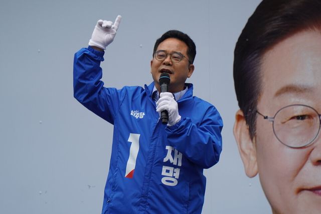 이번 21대 대선을 내란에 대한 응징이 첫번째 핵심임을 강조하고 있는 민병덕 더불어민주당 의원이 이재명 대선후보 선거유세에서 지지를 호소하고 있다. [사진=민병덕 의원실 제공]