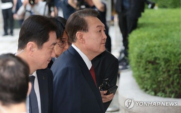 법정 출석하는 윤석열 [사진=연합뉴스]