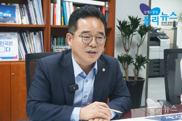 더불어민주당 '을지로위원회'와 '디지털자산위원회'의 양대 위원회 위원장을 맡고 있는 민병덕 의원이 23일 서울 여의도 의원회관에서 열린 폴리뉴스 김능구 대표와 인터뷰에서 '지지하지 않는 세 사람을 설득 하는 게 선거운동임을 강조하고 있다. [사진=이준수 PD]