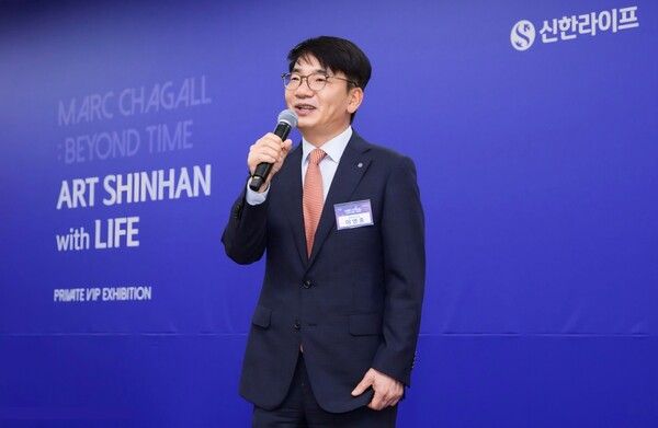 [사진=지난 23일 서울 서초구 예술의전당에서 열린 '마르크 샤갈 특별전 : BEYOND TIME' 행사에서 신한라이프 이영종 사장이 참석자들에게 감사의 인사를 전하고 있다. (신한라이프 제공)]