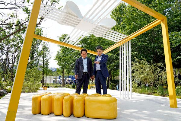 [사진=지난&nbsp;22일(목),&nbsp;서울 보라매공원에서 열린&nbsp;'2025&nbsp;서울국제정원박람회'&nbsp;현장을 방문한&nbsp;KB증권 강진두 경영기획그룹장(오른쪽)과 임경식 커뮤니케이션본부장(왼쪽)이&nbsp;'깨비정원&nbsp;with KB증권'을 둘러보고 있다. (KB증권 제공)]