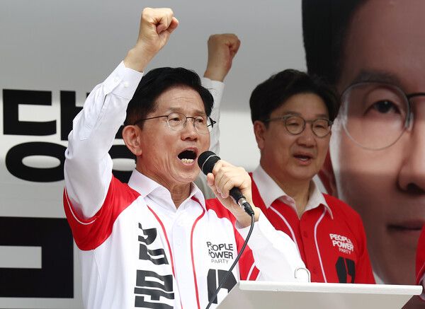 김문수 국민의힘 후보는 이 후보의 '사법리스크'와 방탄입법을 거론하며 '독재', '방탄'을 한 번 더 지적해 자신의 청렴함을 강조하는 한편&nbsp;개헌 공약에서 임기 단축을 배제한 이재명 후보를 상대로 개헌 의지의 진정성을 물을 전망이다. [사진=연합뉴스]