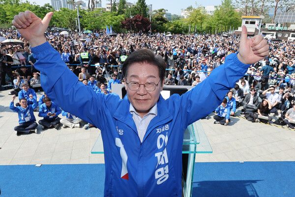 이재명 후보는 나머지 후보 3인의 공세에 대비해 '방어'에 집중하면서도 김문수 후보가 비상계엄 당시 국무위원이었다는 점을 들어 '비상계엄 책임론'을 내세워 압박할 것으로 예상된다. [사진=연합뉴스]