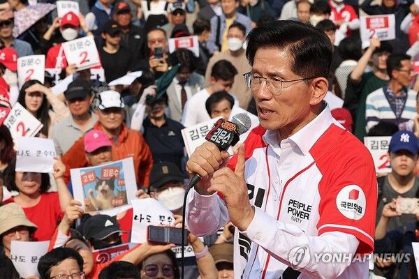 국민의힘 김문수 대선 후보가 29일 경기 안산시 안산문화광장에서 시민들에게 지지를 호소하고 있다. [사진=연합뉴스]