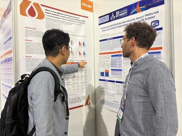 정창희 서울아산병원 내분비내과 교수(사진 왼쪽)가 참관객에게 연구 결과를 설명하고 있다 [사진=대웅제약]