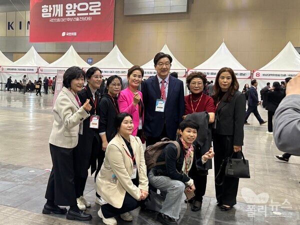 권성동 국민의힘 원내대표가 당원들과 사진을 찍어주고 있다.&nbsp;[사진=안다인 기자]