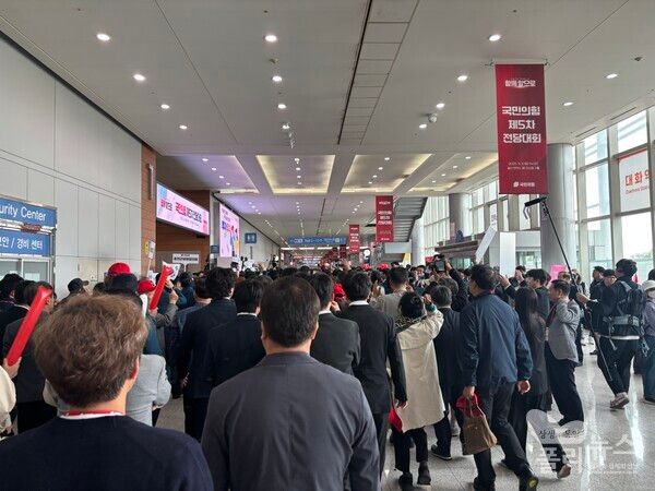 국민의힘 당원들이 경선 행사장에 들어가기 위해 줄 서고 있다.&nbsp;[사진=안다인 기자]