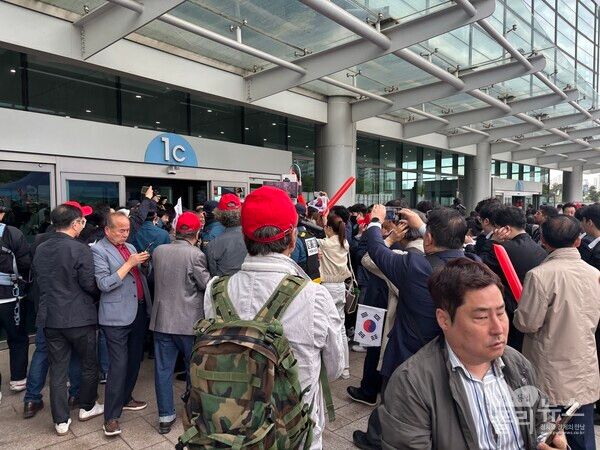 김문수 후보가 킨텍스로 들어가자 당원과 지지자들이 김 후보를 응원하며 따라가고 있다.&nbsp;