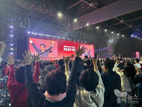 김문수 후보가&nbsp; 최종 득표율 56.53%로 대선 후보로 선출되자 김 후보의 지지자들이 만세를 하고 있다.&nbsp;[사진=안다인 기자]
