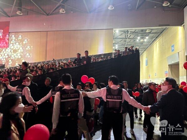 한동훈 후보의 지지자 중 입장 가능 비표가 없는 지지자들이 경선장에 들어가려고 하자 경호원들과 실랑이가 오가고 있다.&nbsp;[사진=안다인 기자]